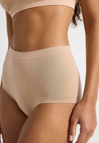 Beige high-waisted ondergoed van zachte, rekbare stof. Kenmerkt een gladde tailleband en nette randen, wat zorgt voor een comfortabele pasvorm.