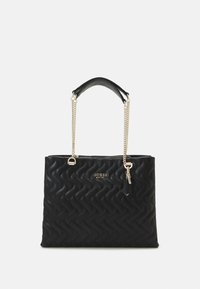 Borsa a tracolla nera trapuntata con una forma strutturata, dettagli in catena argentata e manico superiore. Presenta un logo e un piccolo dettaglio a ciondolo.