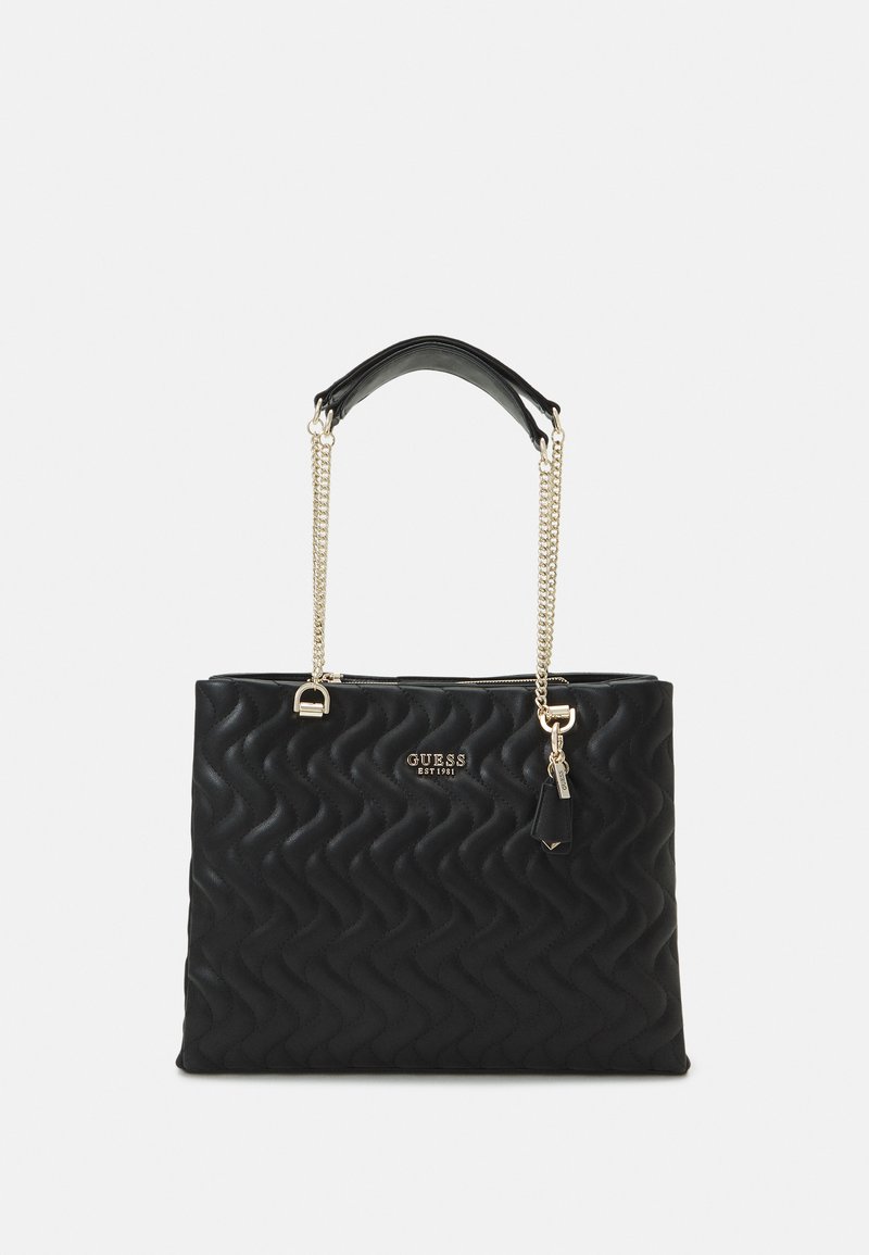 Borsa a tracolla nera trapuntata con una forma strutturata, dettagli in catena argentata e manico superiore. Presenta un logo e un piccolo dettaglio a ciondolo.