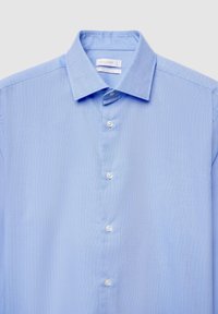 Hellblaues Hemd aus strukturiertem Stoff mit einem Kentkragen und sechs weißen Knöpfen auf der Vorderseite. Größenetikett: L.