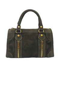 Sac à main en daim vert avec une forme structurée, des accessoires en or, deux fermetures éclair à l'avant et des poignées doubles en haut. Fini texturé et côtés plats.