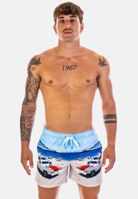 Pantaloni da nuoto in un design blu chiaro e bianco, che presenta una scena di spiaggia con auto e barche. Realizzati in materiale leggero, con vita elastica.