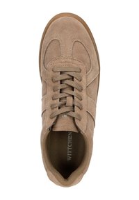 Beige Wildleder-Sneaker mit abgerundeter Spitze, braunen Schnürsenkeln und einem Mesh-Futter. Verfügt über dezente seitliche Akzente und eine Gummisohle.