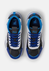 Baskets de sport avec une tige en mesh noire, grise et blanche avec des accents bleus, lacets standard et semelles rembourrées.