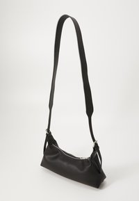Borsa a spalla in finta pelle nera con chiusura a zip. Caratterizzata da una tracolla lunga e regolabile e da una superficie liscia e opaca. Forma compatta e rettangolare.