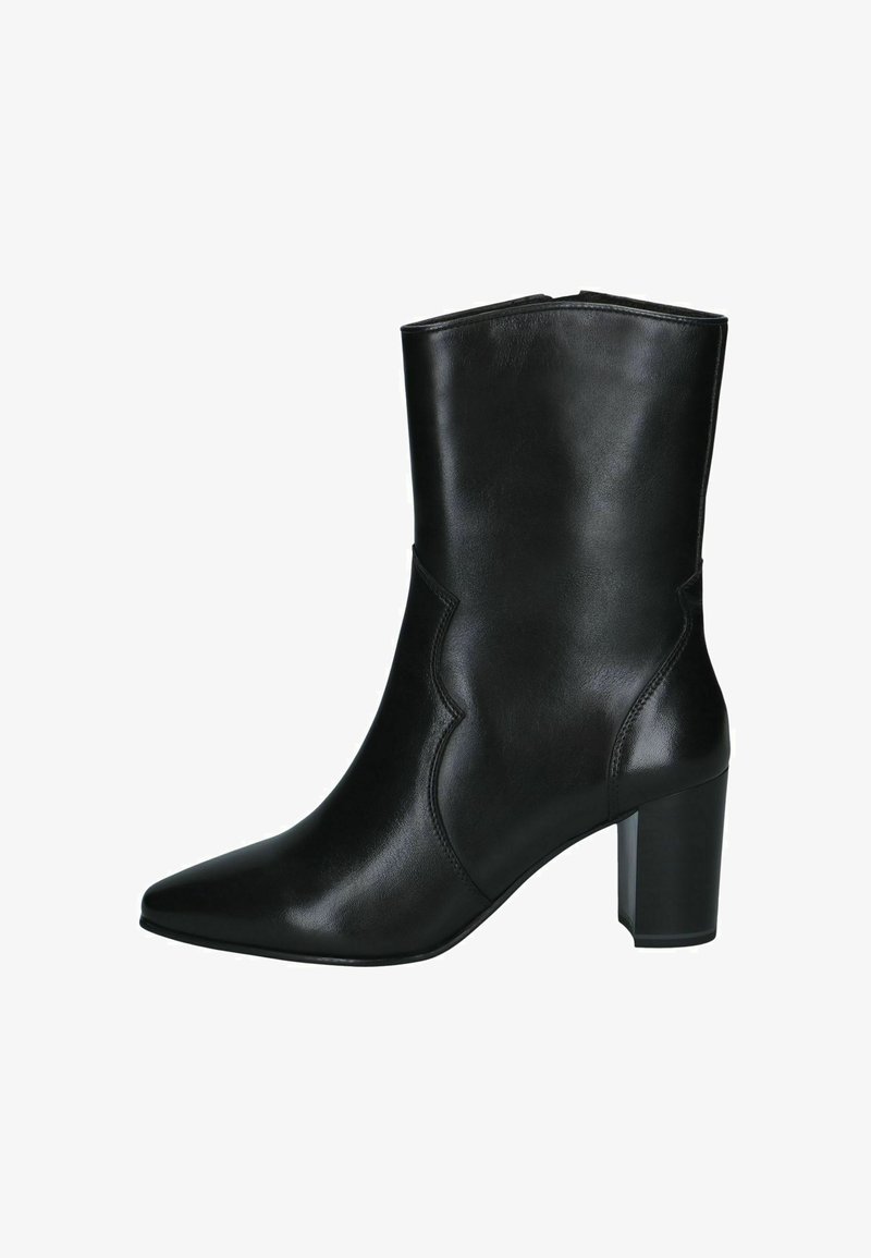 Botte en cuir noir mi-mollet avec un bout pointu et un talon bloc, avec des détails discrets de couture sur les côtés.