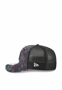 Schwarze Mesh-Cap mit einem Spritzdesign in Lila, Pink und Blau auf der Vorderseite, einem gebogenen Schirm und einem Logo an der Seite.
