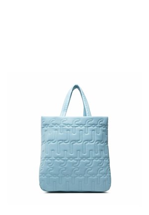 Borsa a mano trapuntata di colore azzurro chiaro con doppi manici e motivo astratto in rilievo, posata in verticale su uno sfondo bianco.