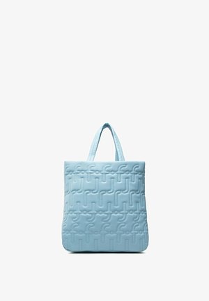 Bolso tote acolchado azul claro con doble asa y patrón abstracto en relieve, de pie sobre un fondo blanco.