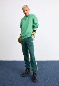 adidas Originals HOODIE - Športni pulover - preloved green