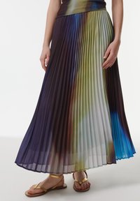 Plissé maxi-rok van synthetische stof, met een kleurverloop van donkerpaars naar lichtblauw, voorzien van een gladde tailleband en een vloeiende ontwerp.