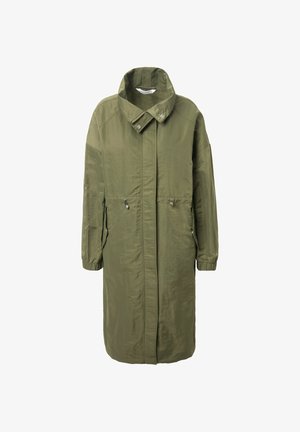 Olivekowy długi płaszcz z wysokim kołnierzem, zapinany na zamek, z bocznymi kieszeniami i ściągaczami na mankietach. Wykonany z lekkiej, teksturowanej tkaniny.