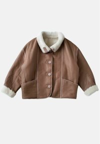 Bruine leren cropped jas met een witte bontkraag. Kenmerkt zich door grote knopen en zijzakken, met een gladde textuur en een casual ontwerp.