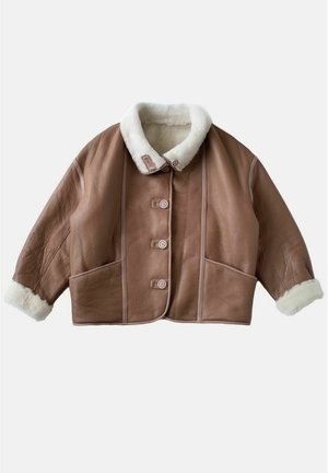 Bruine leren cropped jas met een witte bontkraag. Kenmerkt zich door grote knopen en zijzakken, met een gladde textuur en een casual ontwerp.