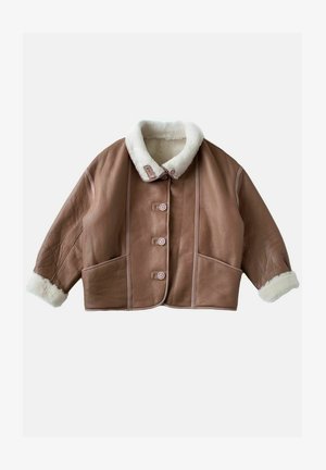 Bruine leren cropped jas met een witte bontkraag. Kenmerkt zich door grote knopen en zijzakken, met een gladde textuur en een casual ontwerp.