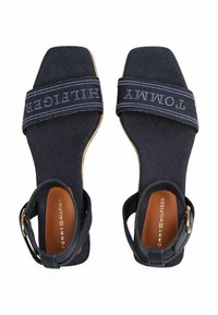 Sandali con tacco color blu navy con tomaia in tessuto caratterizzati da un logo Tommy Hilfiger, design con punta aperta e cinturino alla caviglia con fibbia circolare.