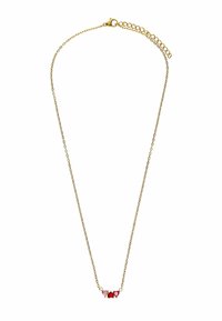 Gouden ketting met drie hartvormige edelstenen in rood en roze, met een veilige sluiting en verstelbare lengtemogelijkheid.