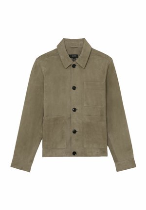 Zelená olivová semišová bunda s ostrým golierom, piatimi čiernymi gombíkmi a tromi náprsnými vreckami.