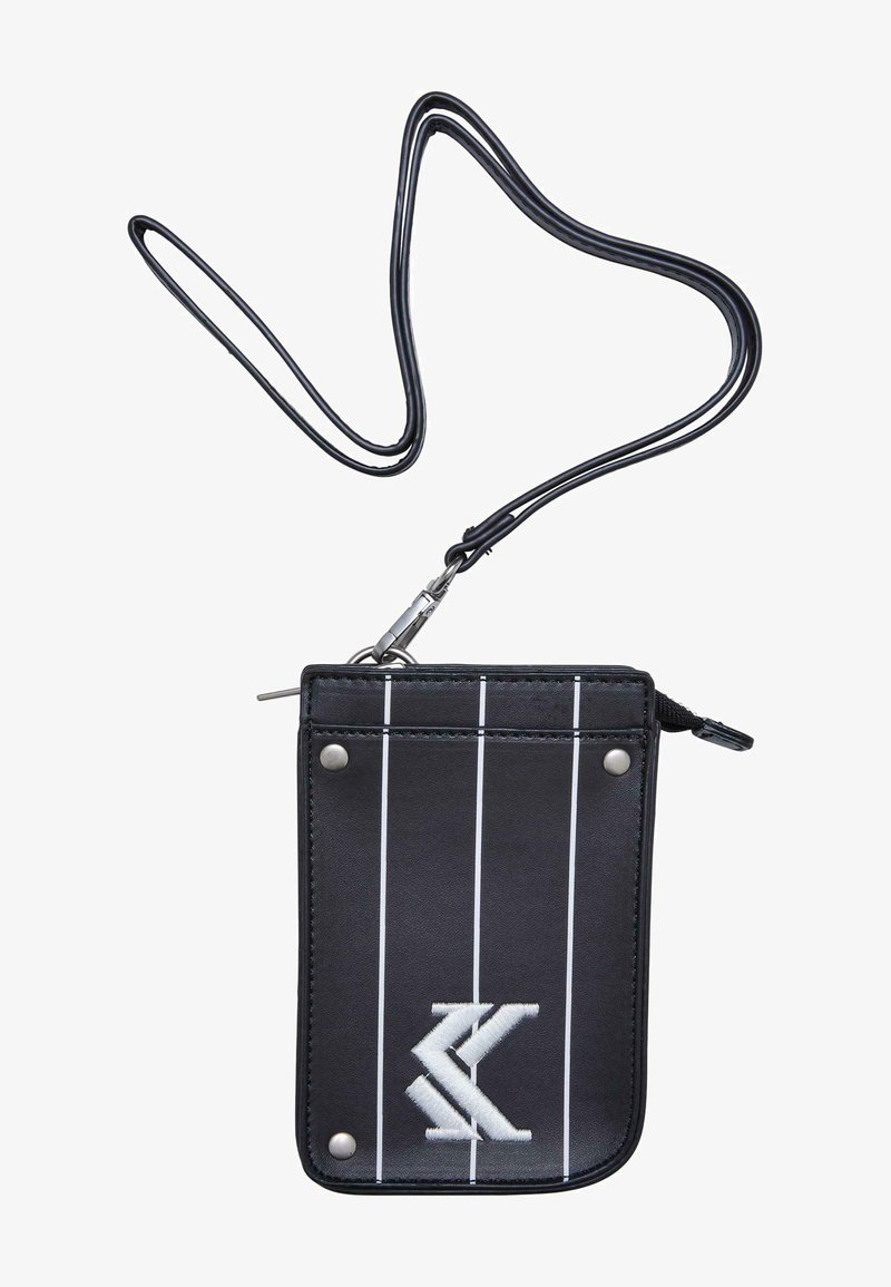 Juodas sintetinis kortelių laikiklis su baltomis vertikaliomis juostelėmis, turintis užtrauktuką, sidabrinius smeigtukus ir nuimamą juodą dirželį.