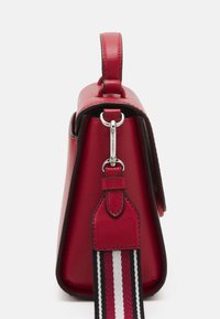 Sac à main en cuir rouge au design structuré, doté d'une poignée supérieure, de ferrures en argent et d'une bandoulière rayée réglable.