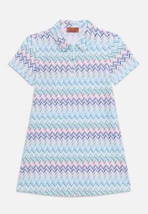 Abito a maniche corte con motivo a zigzag multicolore, colletto e zip frontale, disteso su sfondo bianco.