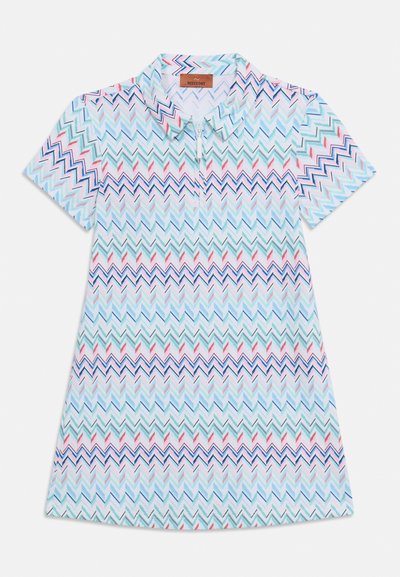 Φόρεμα με κοντά μανίκια και πολύχρωμο ζιγκ ζαγκ σχέδιο, γιακά και φερμουάρ μπροστά, απλωμένο σε λευκό φόντο.