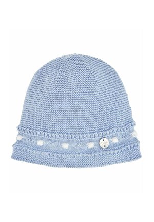 Bonnet tricoté bleu clair avec un motif texturé, des accents de pompon blanc près du bord, et une petite étiquette de marque ronde en métal.