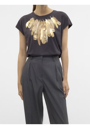 Grå T-shirt med rund hals med print af gyldne og beige fjer. Kombineret med skræddersyede grå bukser med forreste plisseringer.