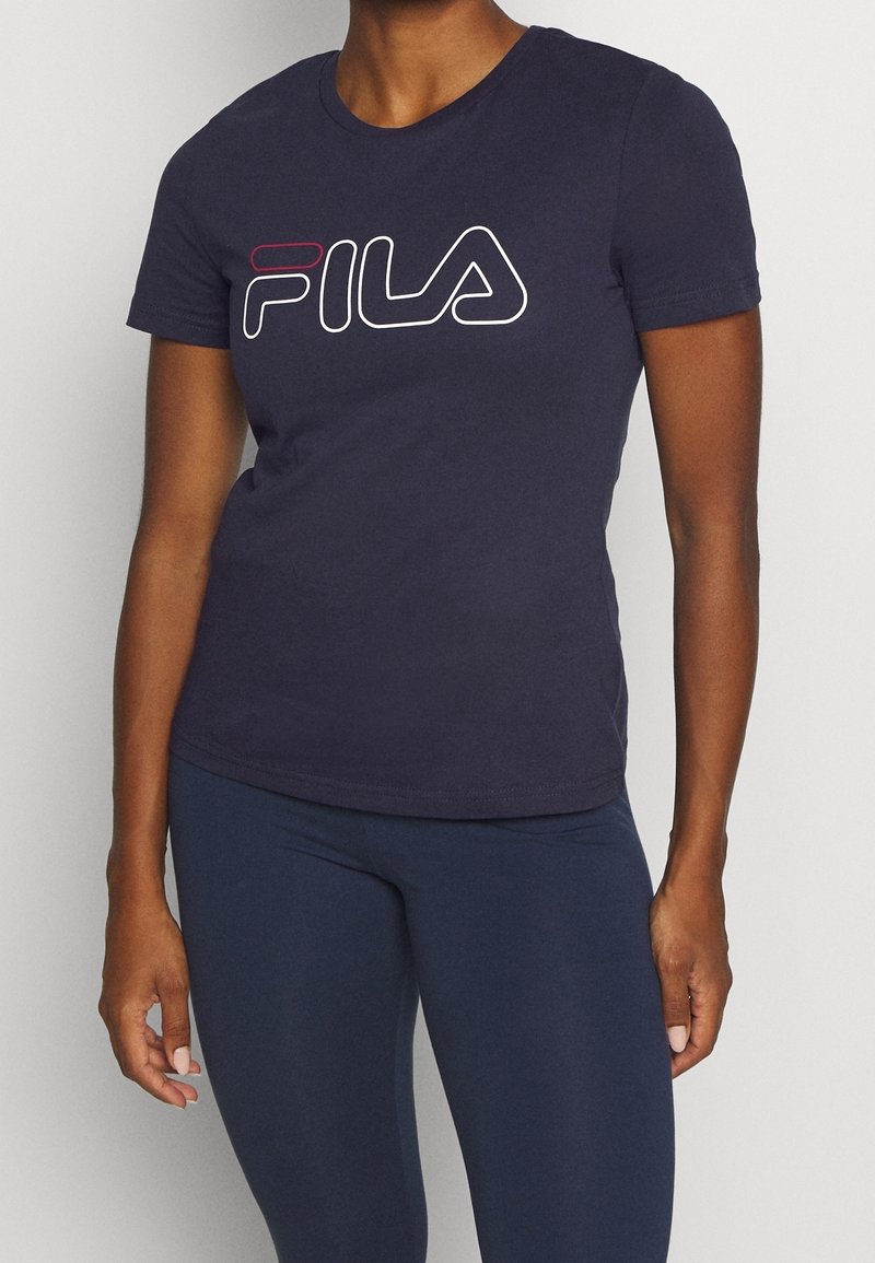 Navy modrá bavlněná trička s výrazným bílým a červeným logem FILA na hrudi. Krátké rukávy a kulatý výstřih.