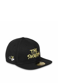 Cappellino nero con testo giallo ricamato "THE SWARM." Presenta un grafiche di un'ape sul lato. La trama del tessuto è liscia; design strutturato.