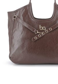 Bolso de cuero marrón con textura, dos asas y una correa decorativa que presenta ojales dorados y un logo dorado "bg".