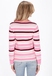 Langærmet stribet sweater med pink, hvid, grå og burgunderstriber, med rund halsudskæring og kontrasterende ærmekanter.