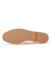 Suela de zapato de ante beige con una suela de goma texturizada que presenta patrones ondulados para proporcionar tracción. Punta redondeada con un acabado liso y limpio.