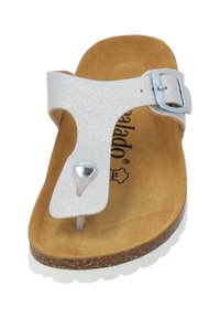 Witte glinsterende slipper met een zilveren gesp en een zachte, tan gekleurde suède voetbed. Heeft een kurken zool met een gestructureerde afwerking.