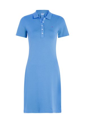 Robe polo bleu clair à manches courtes avec col et patte de boutonnage à cinq boutons, avec un petit logo sur la poitrine gauche.