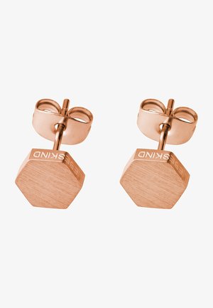 Rosen-guld hexagonale stud øreringe med en børstet tekstur og polerede accenter. Har en sikker baggrund og indgraveret brandlogo.