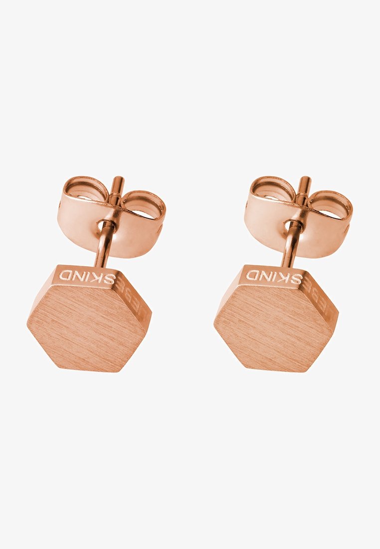 Boucles d'oreilles en forme d'hexagone en or rose avec une texture brossée et des accents polis. Présente un fermoir sécurisé et un logo de marque gravé.