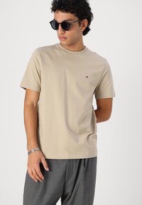 Tommy Hilfiger SEASONAL SOLID TEE - Basic T-shirt - sandalwood