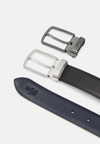 Due cinturini in pelle, uno navy e uno nero. La cintura nera presenta una fibbia d'argento, mentre quella navy ha una fibbia grigia. Entrambi sono dotati di loghi incisi.