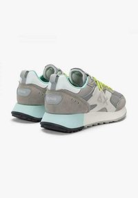 Un paio di sneaker sportive grigie e azzurro chiaro con lacci giallo neon, dettagli in suede e linguette con marchio, mostrate da dietro e di lato.
