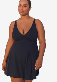 Schwarzes Schwimmdress mit V-Ausschnitt, verstellbaren Trägern und einem schwingenden Rock. Aus glattem, elastischem Material gefertigt für Komfort und Bewegungsfreiheit.