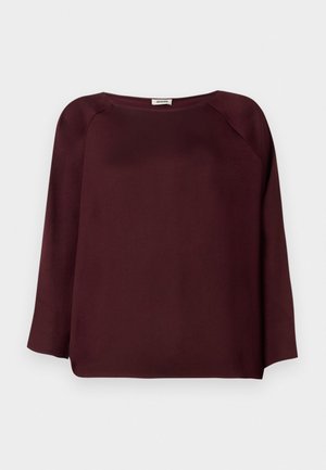 Burgunderfarget langermet bluse med bred utringning, mykt stoff, drop shoulder-design og rett kant. Jevn tekstur, ingen synlige mønstre.