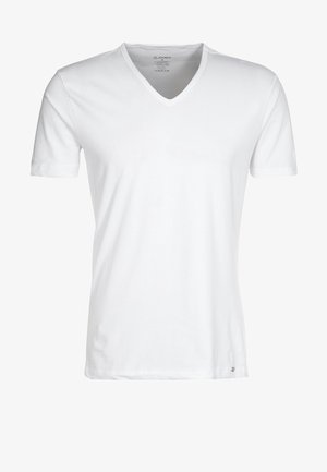 Hvid bomulds t-shirt med korte ærmer og v-hals-design. Blød tekstur og tætsiddende form, med et lille brandlogo nederst til venstre.