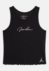 Zwarte geribde tanktop met witte "Jordan" borduring op de borst en een roze Jumpman-logo op de rechteronderkant. Golvende zoomontwerp.