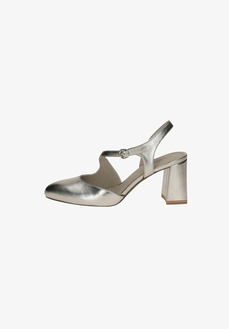 Metalické strieborné slingback topánky na podpätku s špicatou špičkou, perforovaným dizajnom a blokovým podpätkom. Má nastaviteľné pracky pre lepšie prispôsobenie.