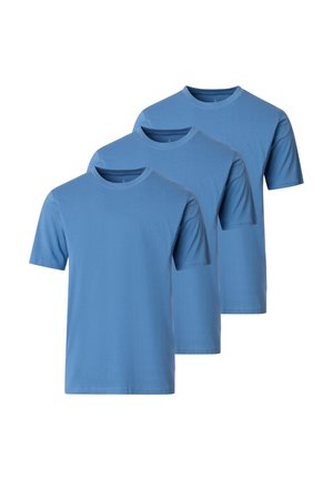 Tre ensfarvede blå kortærmede T-shirts med rund hals, vist overlappende mod en hvid baggrund.