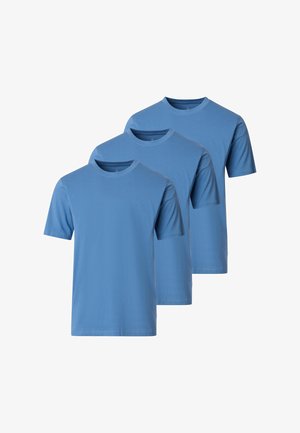 Tre ensfarvede blå kortærmede T-shirts med rund hals, vist overlappende mod en hvid baggrund.