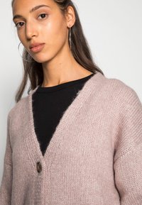 Object WILMA CARDIGAN - Casaco de malha - sphinx