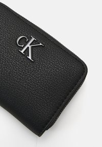 Calvin Klein Jeans MINIMAL MONOGRAM MED ZIP AROUND - Portafoglio - black