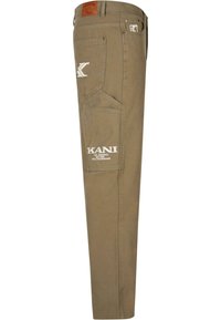 Pantalons cargo beiges avec une coupe slim, dotés de plusieurs poches, de marquages blancs et d'un patch en cuir sur la taille.